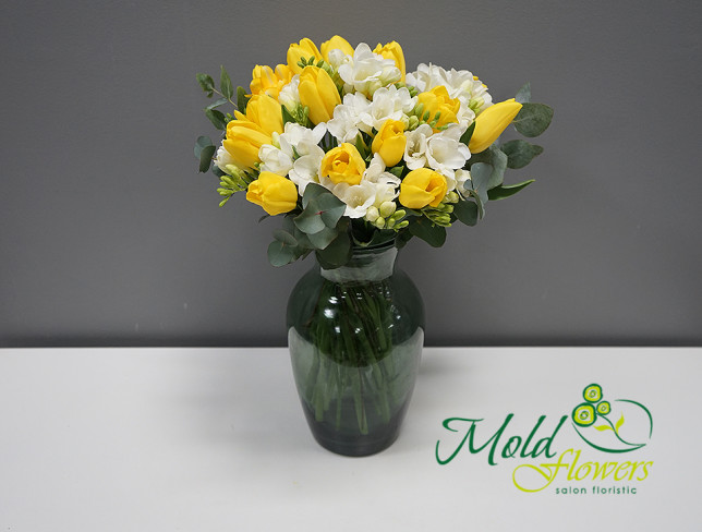 Букет из жёлтых тюльпанов и белых фрезий в вазе  (ПОД ЗАКАЗ, 10 дней) Фото
